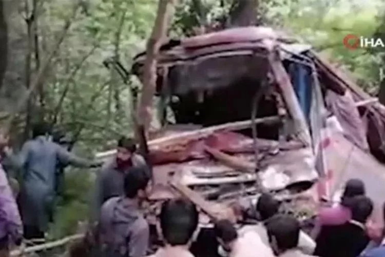 Pakistan'da otobüs kazası! Çok sayıda ölü ve yaralı...