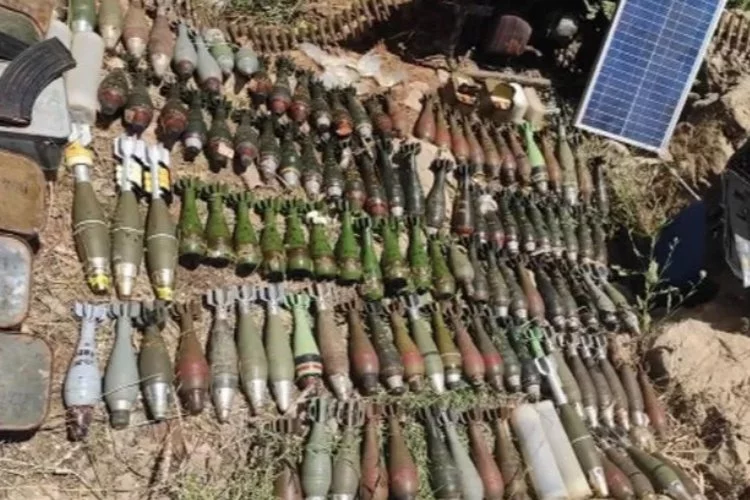 Pençe-Kilit bölgesinde teröristlere ait silahlar ele geçirildi