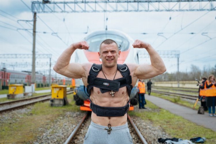Rus atletten dünya rekoru: 650 tonluk treni çekti