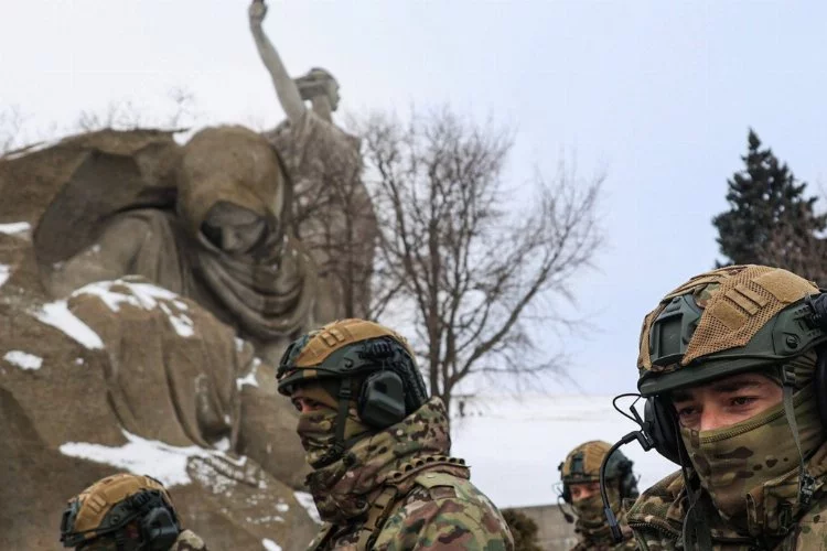 Savaş anıtını gıdıklaladı, gözaltına alındı