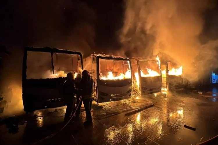 Servis otoparkında yangın: Çok sayıda araç küle döndü