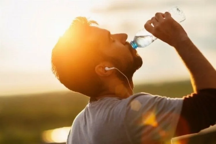 Sıcak havalarda kalp krizi riskini azaltmak için bol bol su tüketin!