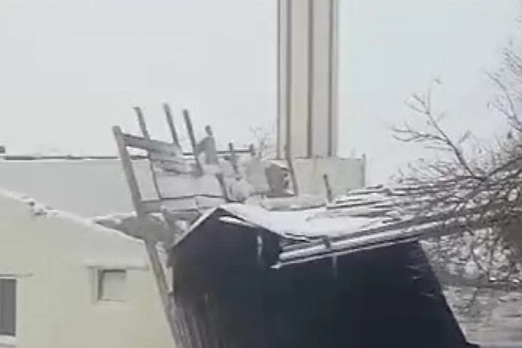 Şiddetli rüzgar caminin çatısını uçurdu