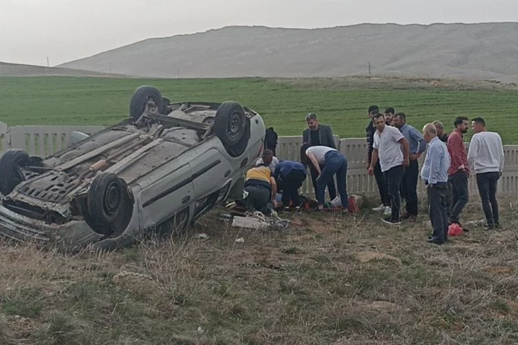 Sivas'ta beton çitlere çarpan otomobil takla attı