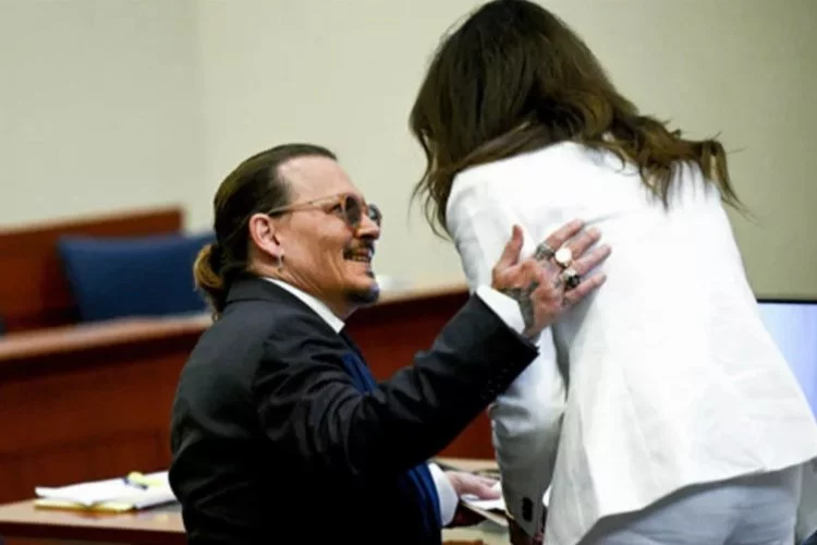 Sosyal medya sallandı... 'Depp ile avukatı flört ediyor'