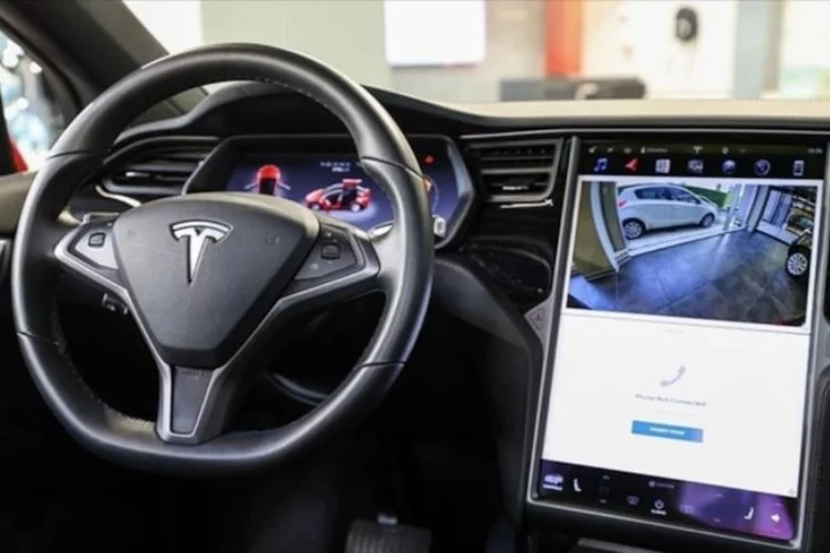 Tesla 2,2 milyon aracını geri çağırıyor