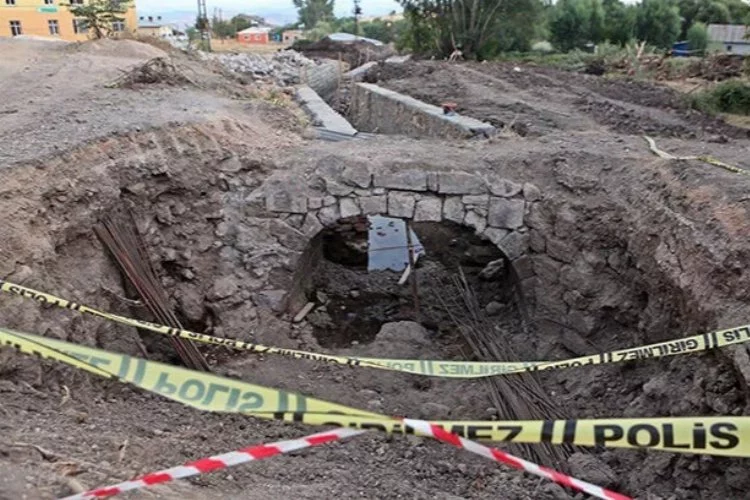 Tunceli'de tarihi köprü ortaya çıktı, dere ıslah çalışması durduruldu
