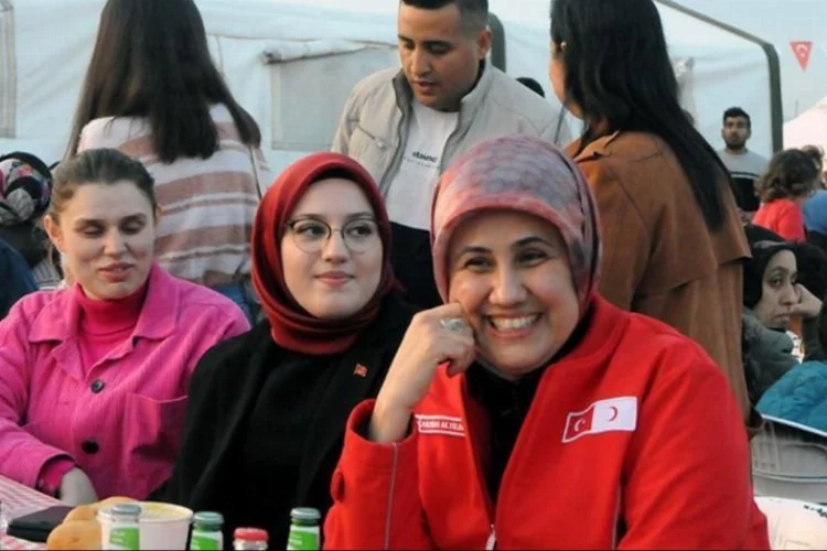 Türk Kızılay Genel Başkanı Fatma Meriç Yılmaz depremzede vatandaşlarla iftar yaptı