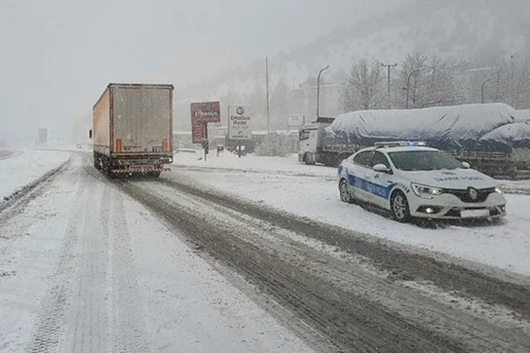Ulaşıma kar engeli! Araç trafiğine kapatıldı